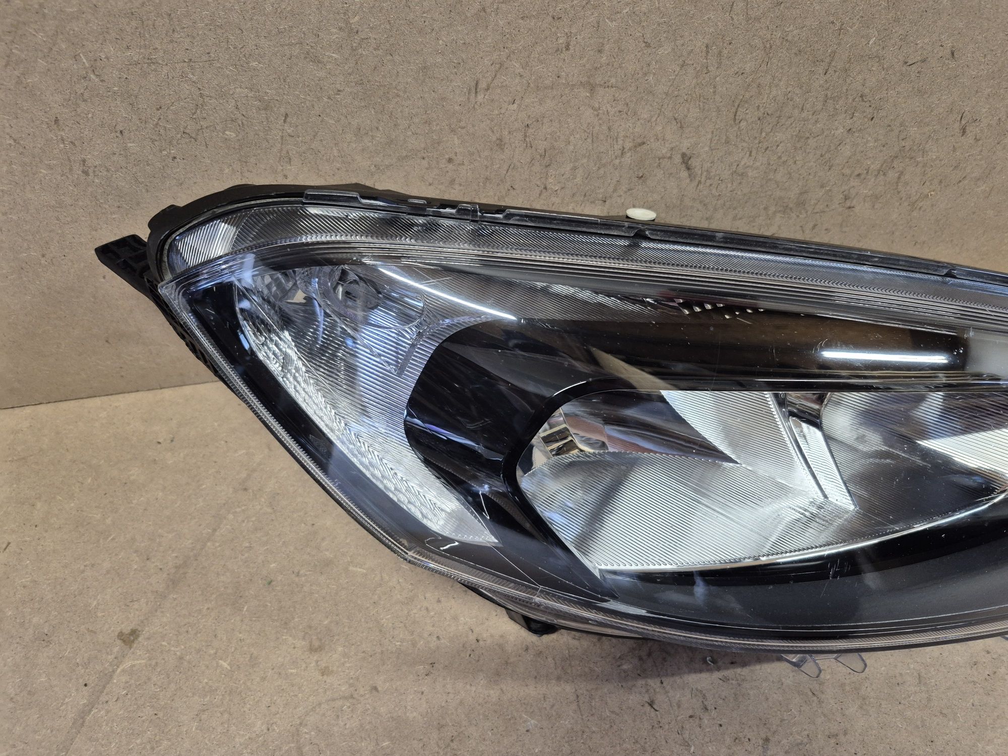 Lampa reflektor ford Transit courier lift prawy europa czarny