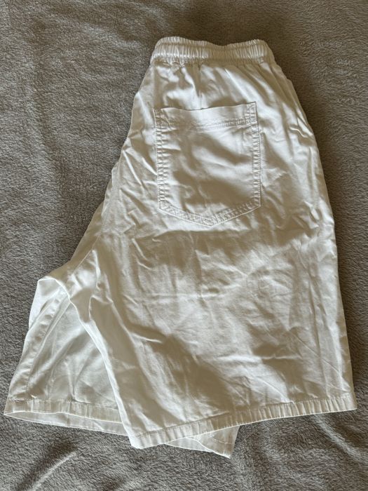 Білі довгі шорти