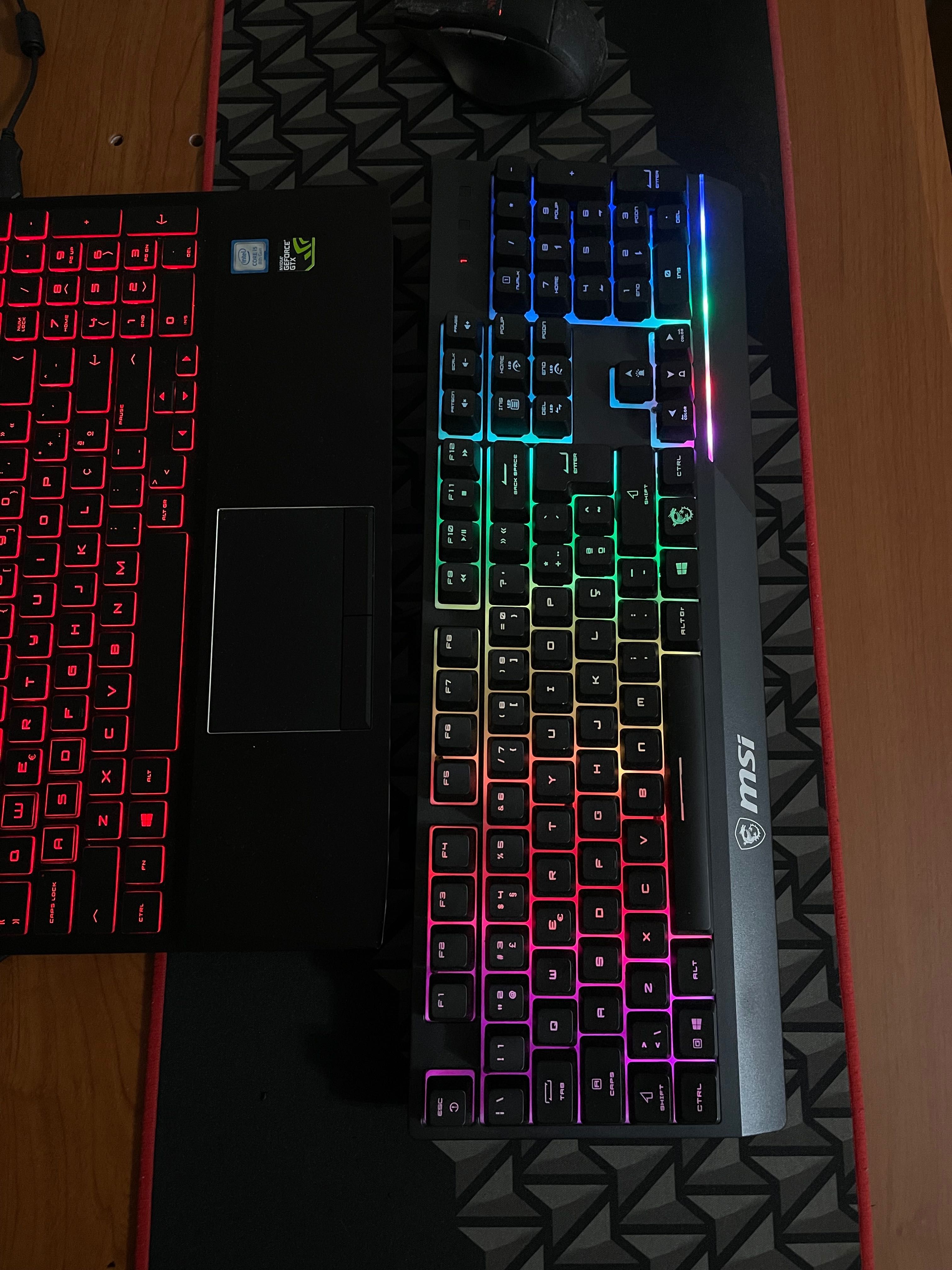Computador Hp Omen com teclado, tapete e rato