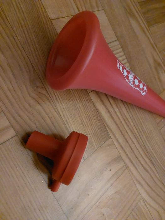 Trąbka kibica bardzo głośna