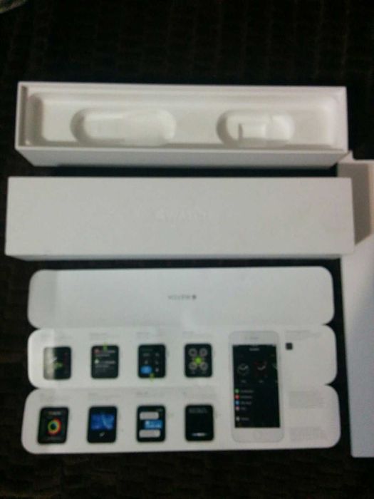 Часы Apple Watch и упаковка.