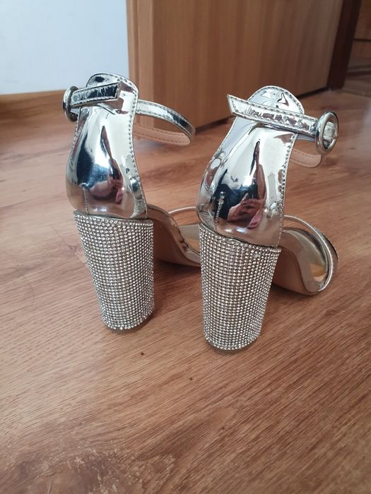 Buty na obcasie słupek srebrne cyrkonie sandały lustrzane 37