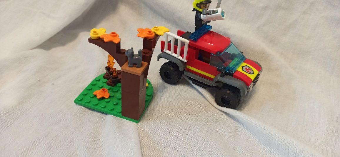 LEGO City 60393 Wóz strażacki 4x4 – misja ratunkowa