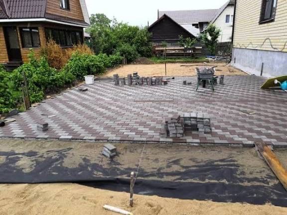 Вкладання бруківки, тротуарна плитка, асфальт, асфальтування,