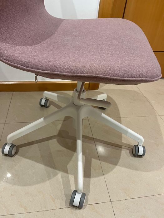 Cadeira Ikea Rosa com rodas