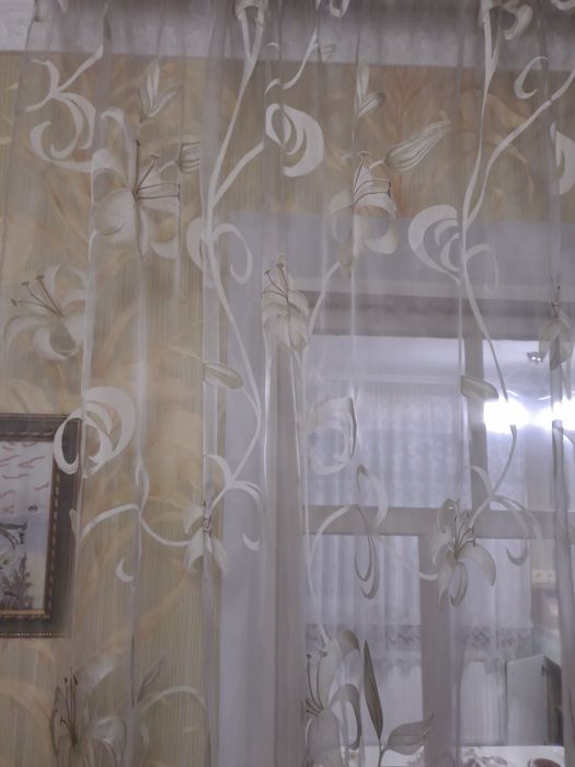 Две   готовые гардины на  сборочной ленте