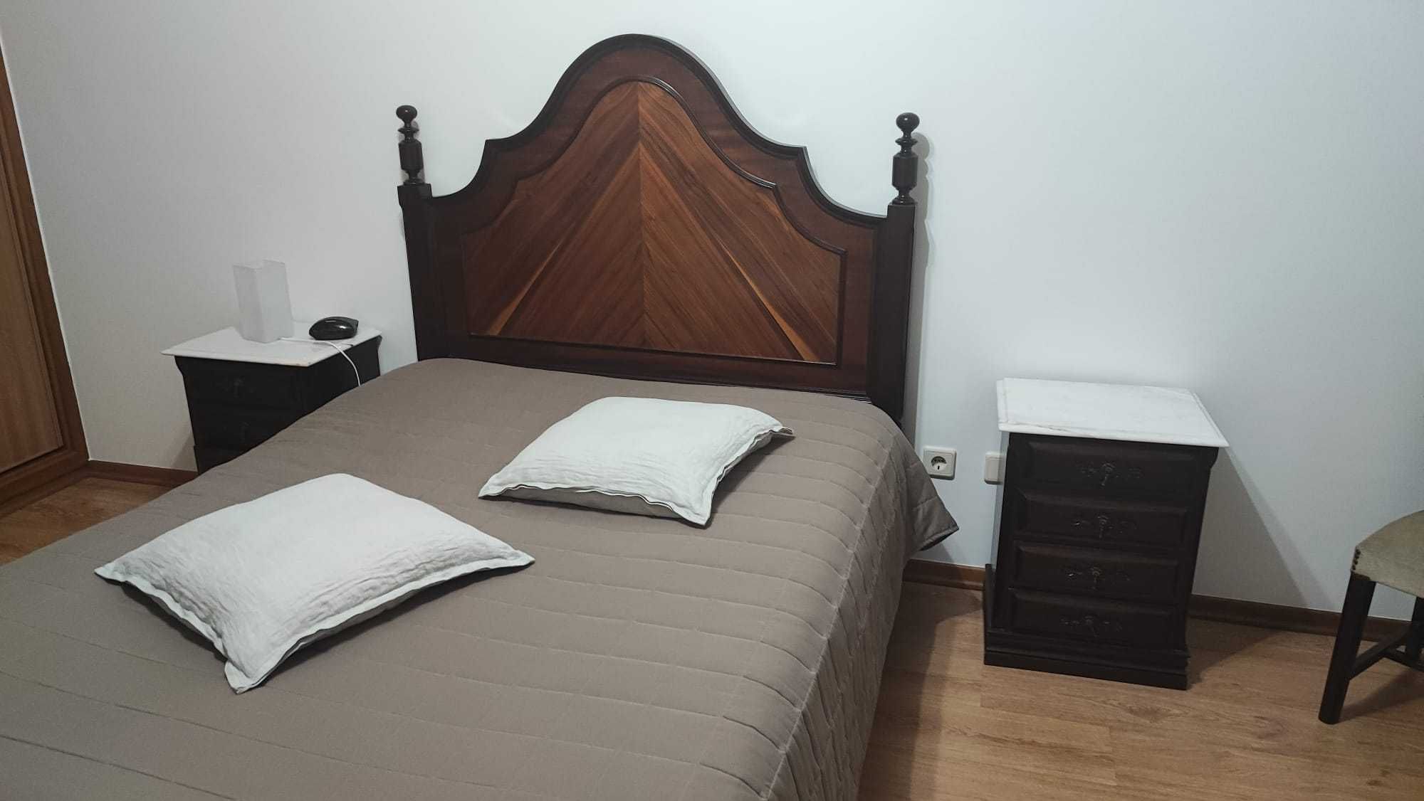 Cama + Mesas de Cabeceira