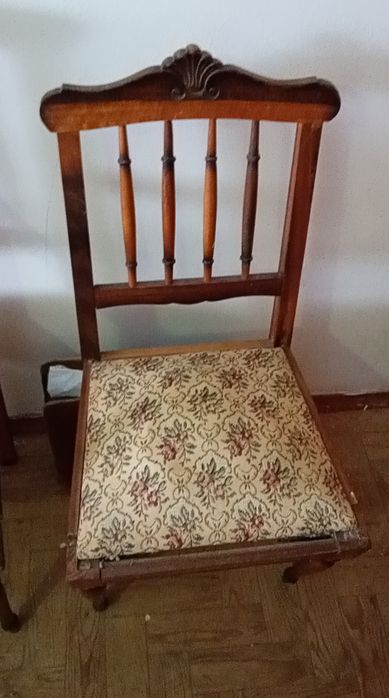 Cadeira antiga almofadada, para remodelação