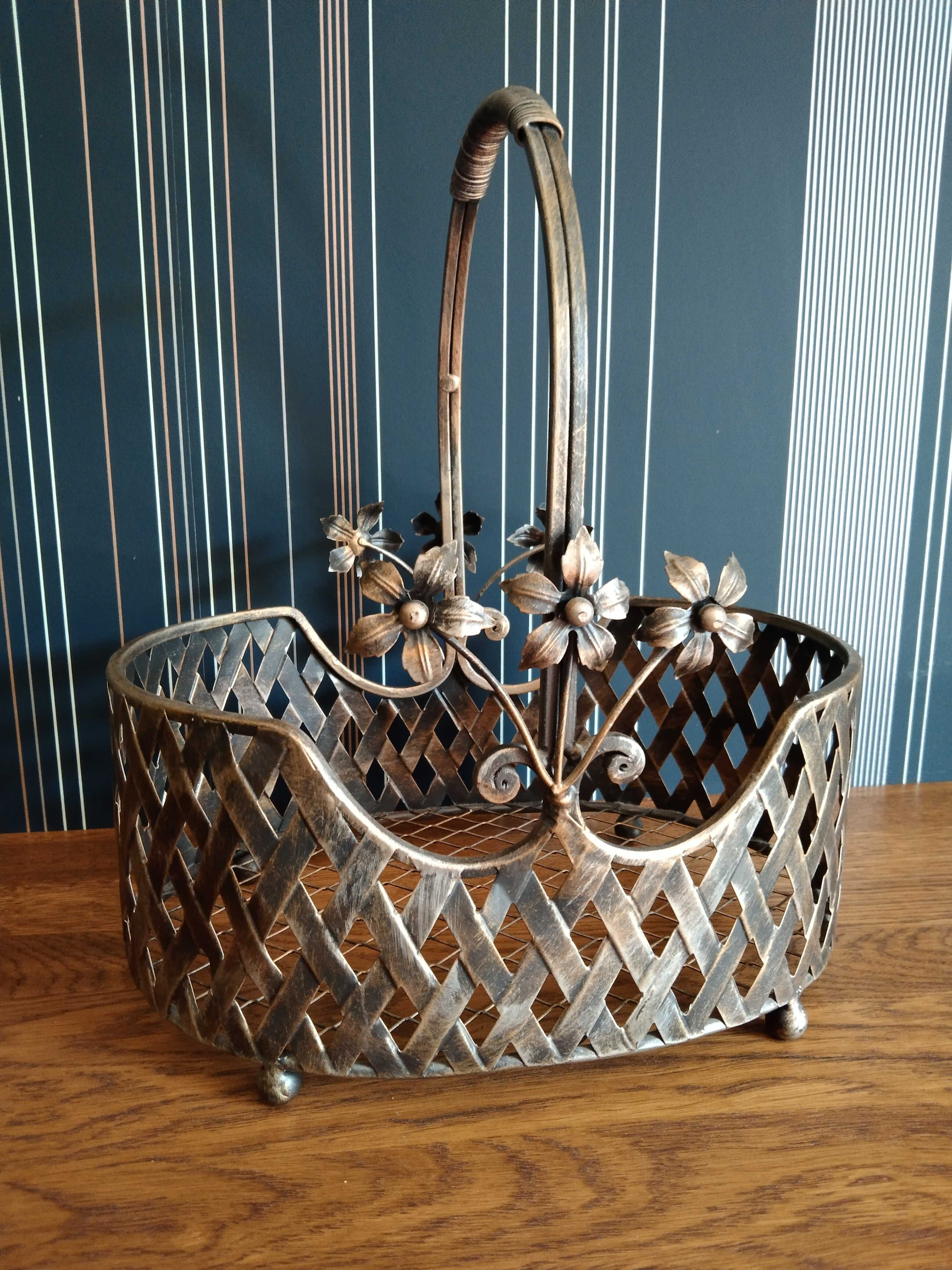 Piękny metalowy koszyk, ozdobny, z kwiatami.