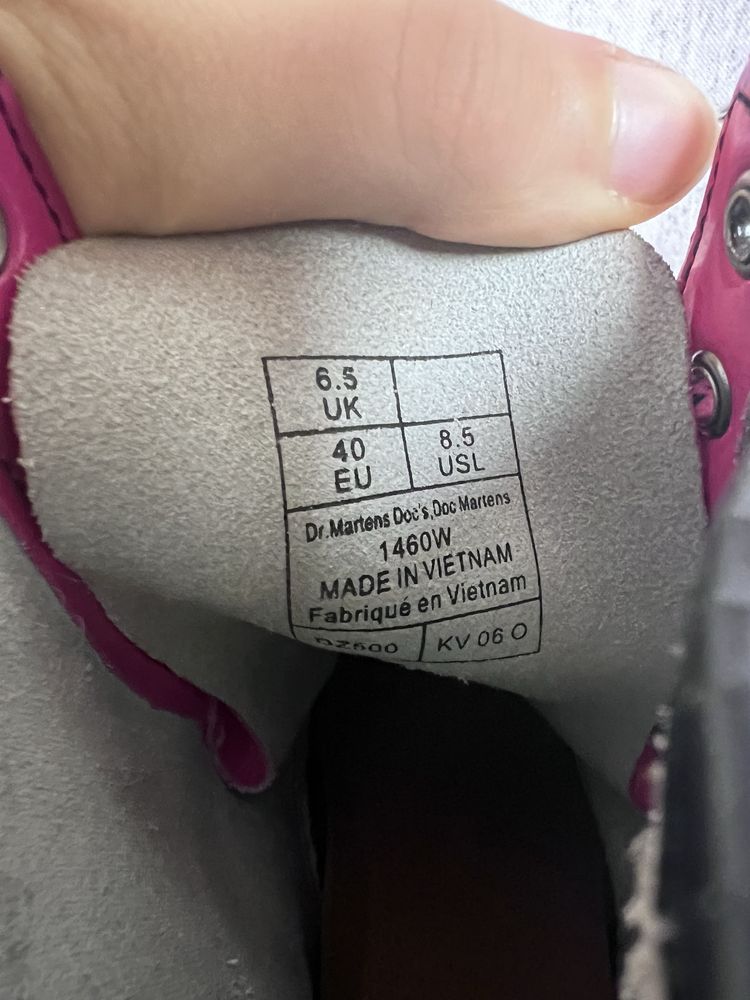 Buty trapery dr. Martens 1460 różowe lakierkowane