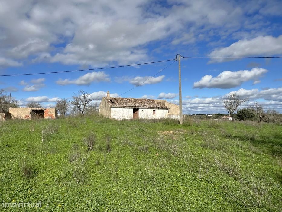 Propriedade com Ruína e Projeto Aprovado para Moradia Unifamiliar – Op