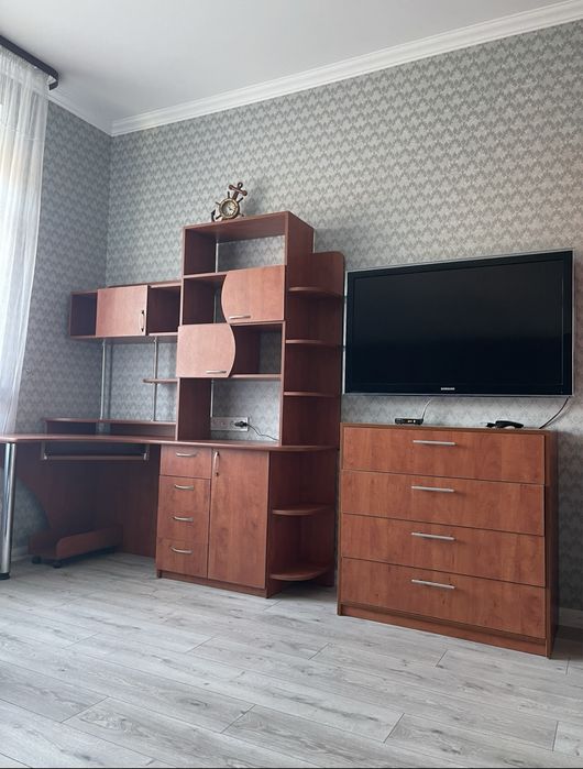 Робочий стіл зі стелажом