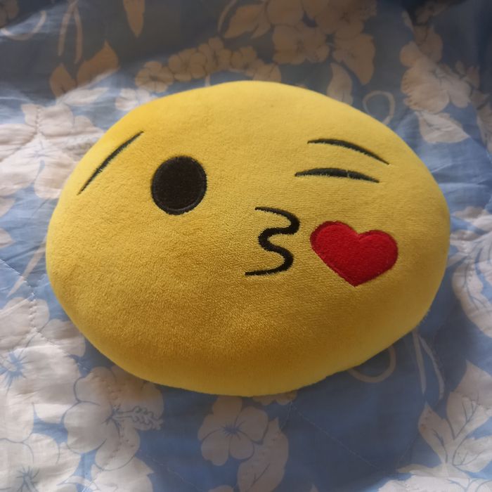 Maskotka emotikon kiss okrągły pluszak emoi poduszka
