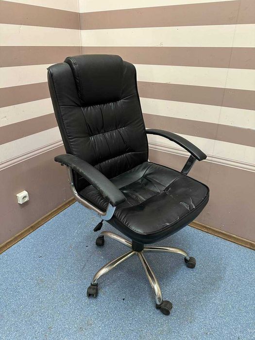 Крісло офісне на хромованих колесах в повністю працюючому стані