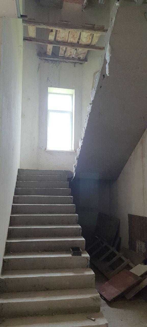 Продаж будинку. Броварський район. Площа - 465 м.Ділянка 21 сотка.
