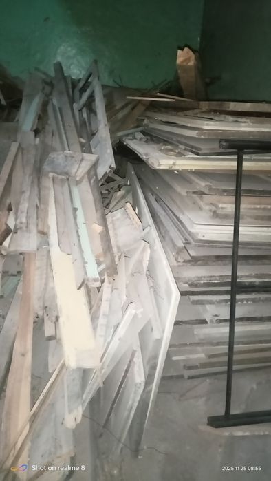 Deska na opał po demontażu starego budynku