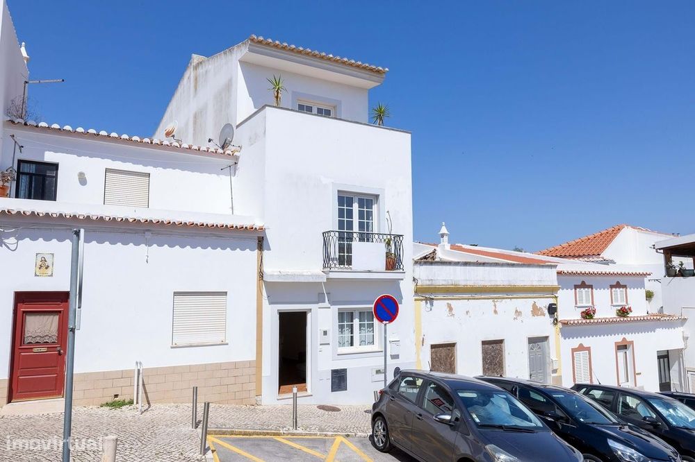 Bonita Moradia Em Banda Com 4 Quartos No Centro Histórico De Lagos