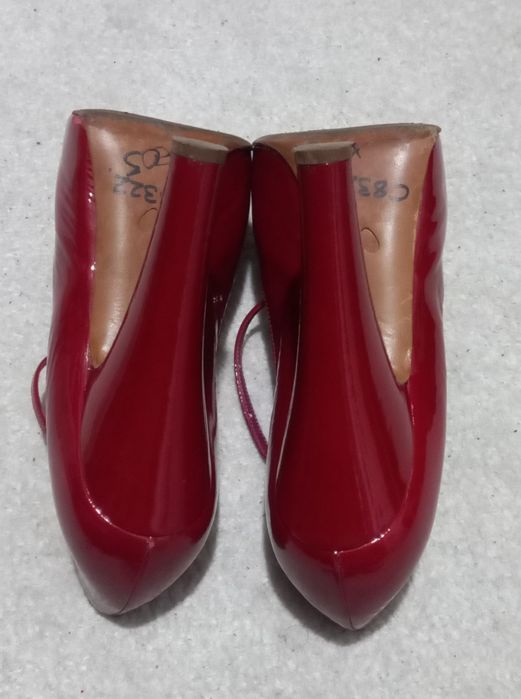 Sapatos de salto alto Moschino