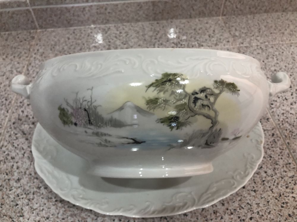 Terrina em porcelana portuguesa