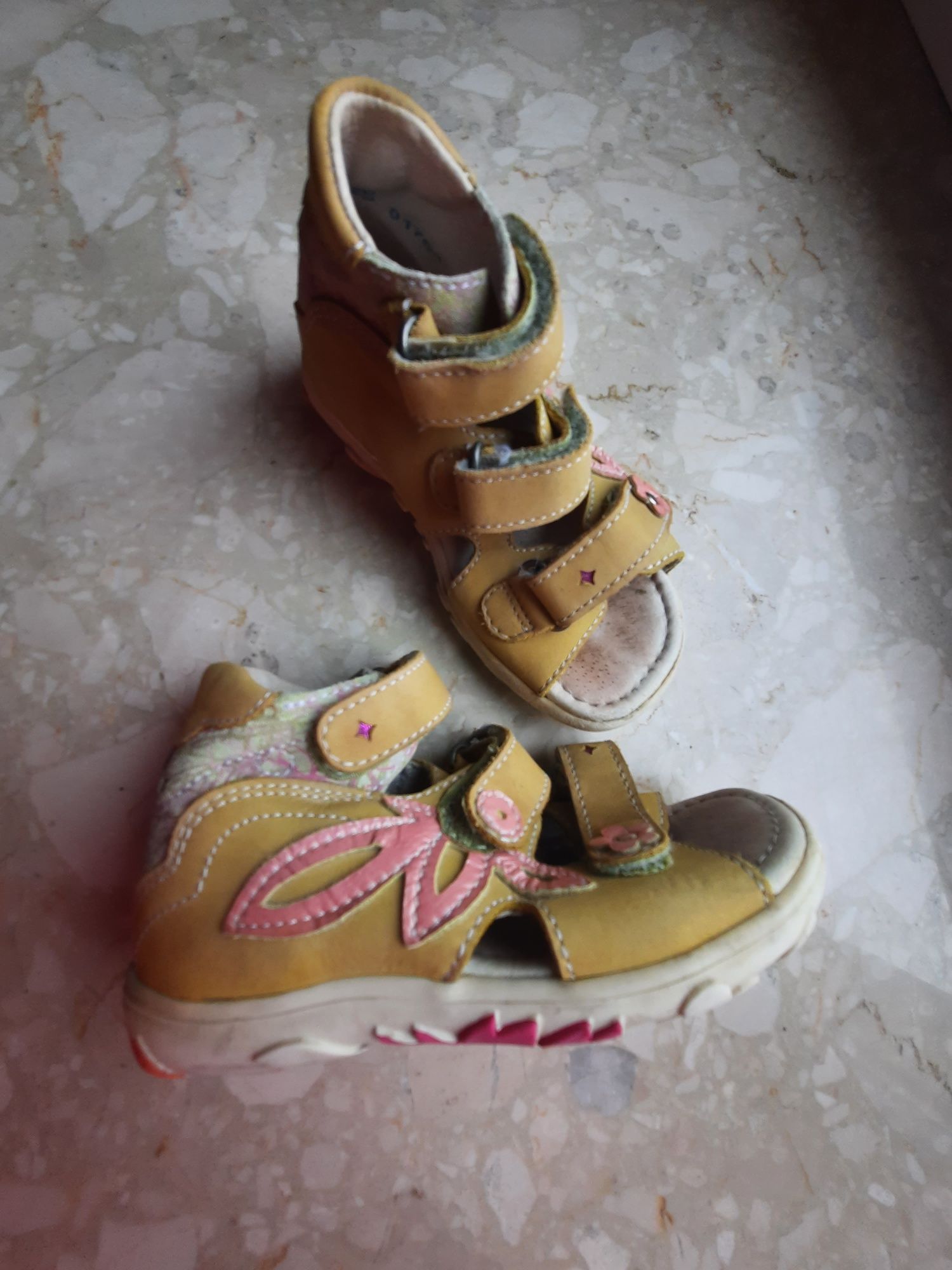 Skórzane sandały dla dziewczynki Bartek r. 24