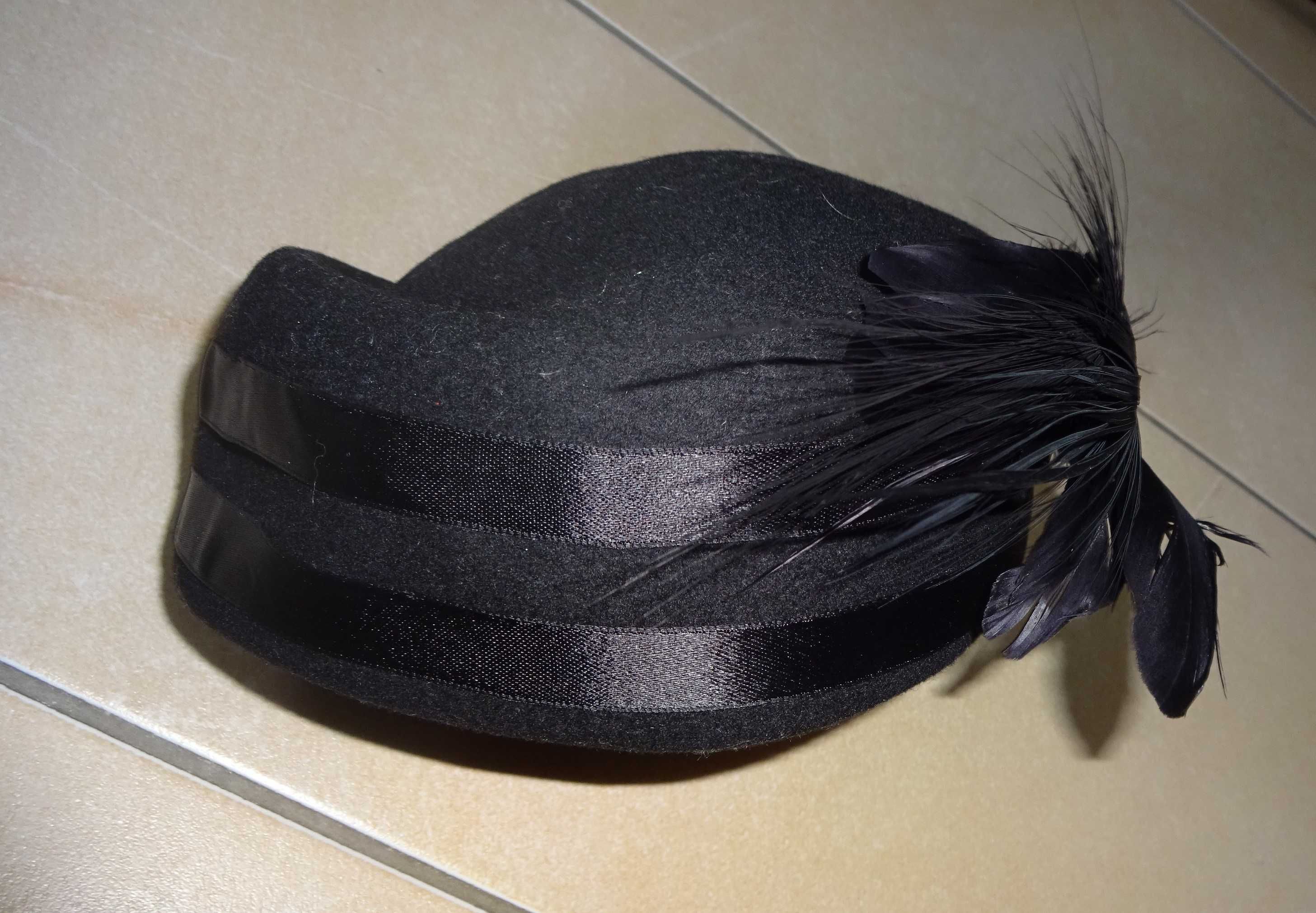 Modisch Aktuell FAVORITE Modell  kapelusz fascynator pióra toczek