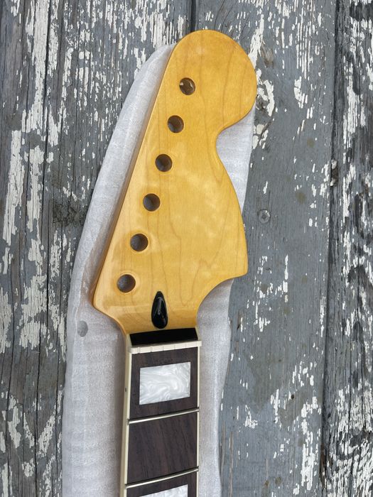 Gryf gitarowy typu stratocaster Big Head