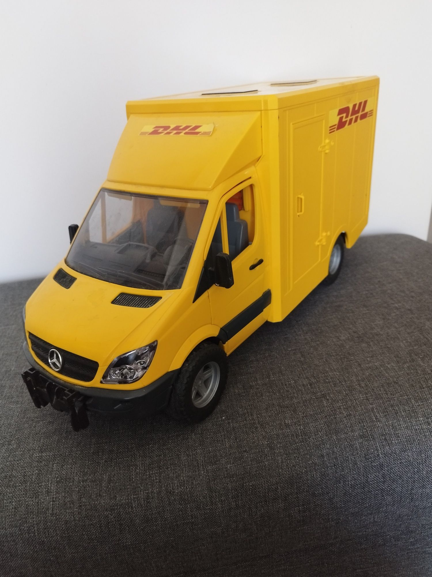 BRUDER Mercedes Benz Sprinter DHL 1:16