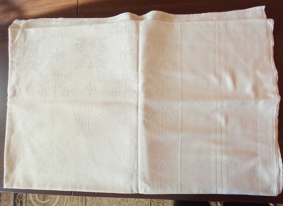 Biały obrus adamaszkowy