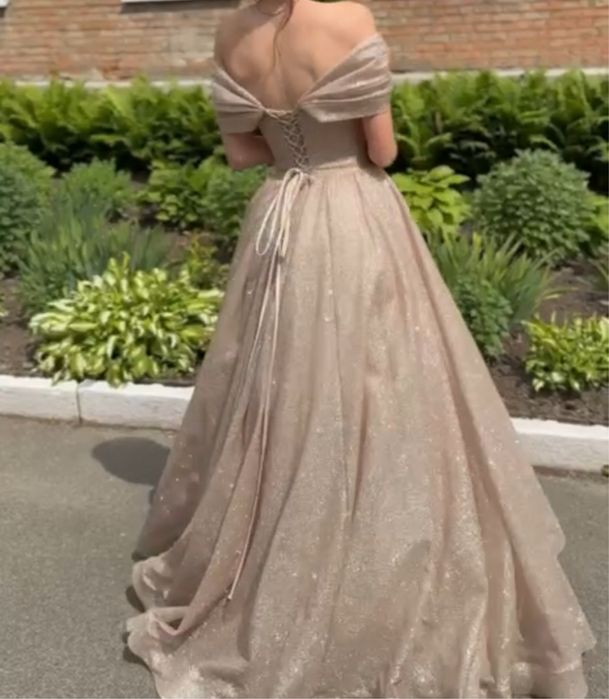 Пишна випускна сукня