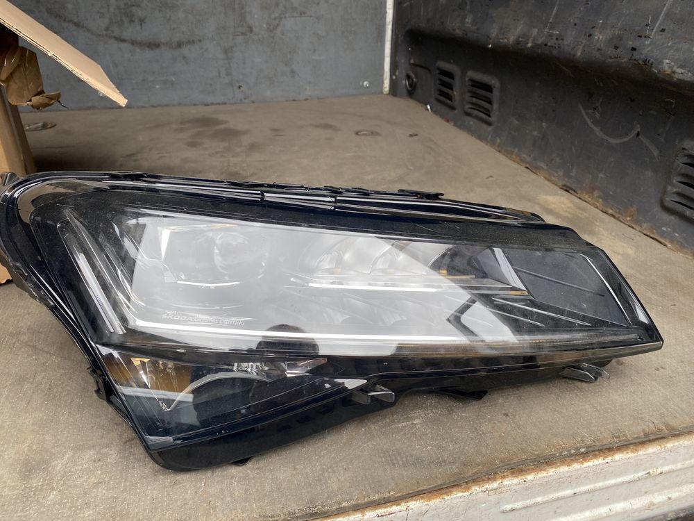 Lampa prawa Skoda Superb 3V1 full LED oryginał jak NOWA