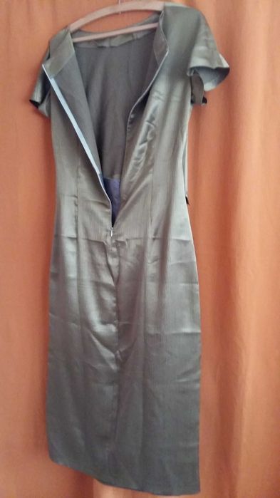 Sukienka wizytowa w kolorze starego złota.