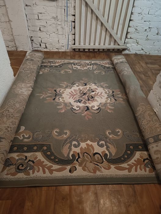 Dywan oliwkowy we wzory.