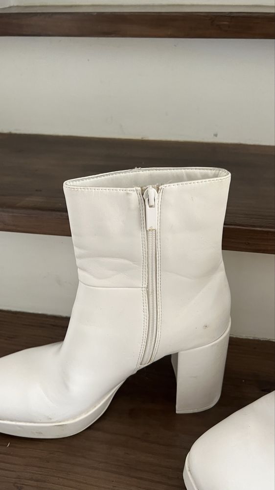 Botas brancas de tornozelo