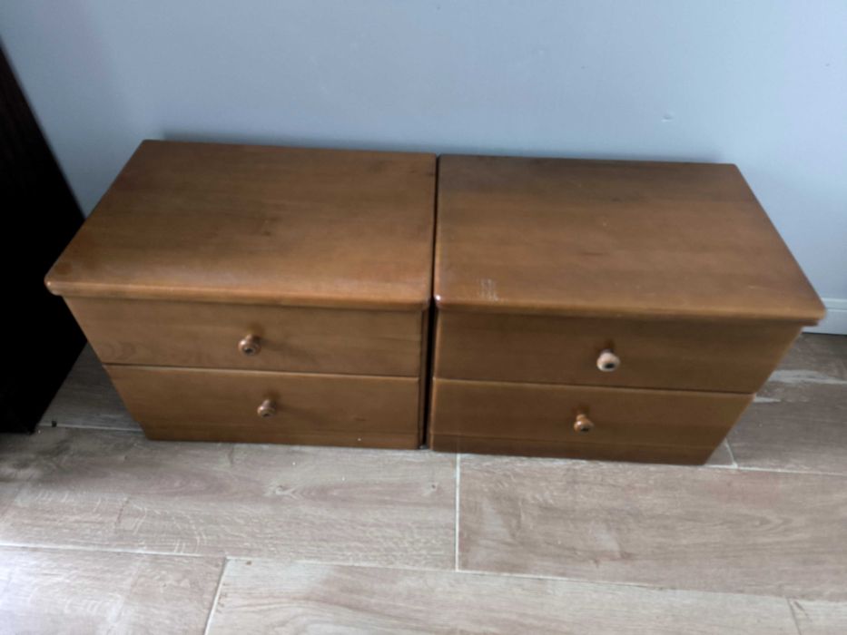 Mesas de cabeceira maciças em cerejeira