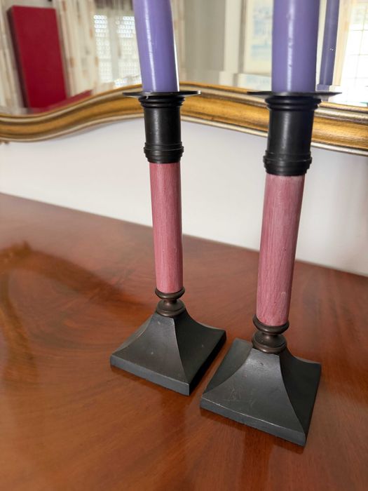 Conjunto de dois castiçais em ferro, com velas