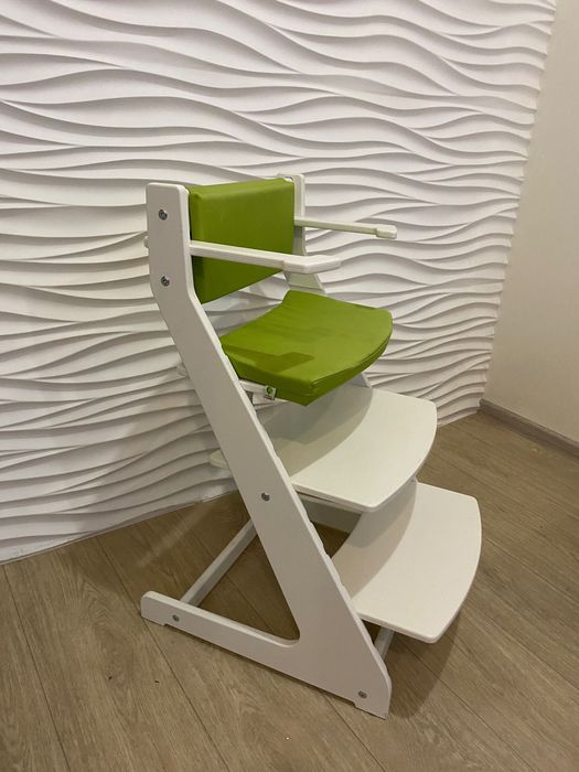 Дитячій стілець з мʼякими накладками