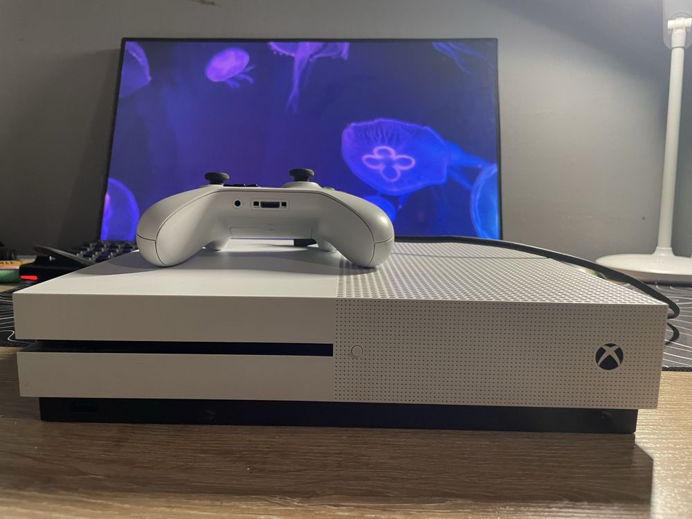Игровая консоль Xbox one s 1Tb