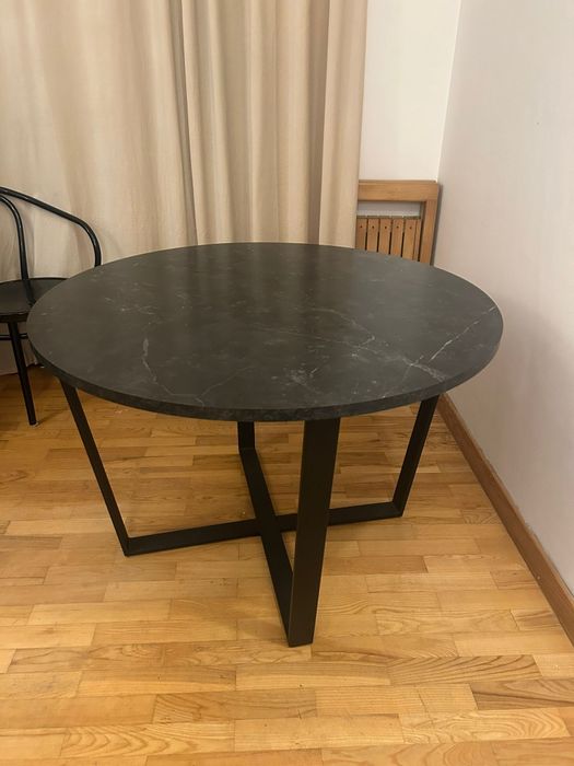 Okrągły stół z blatem imitującym marmur – średnica 110 cm