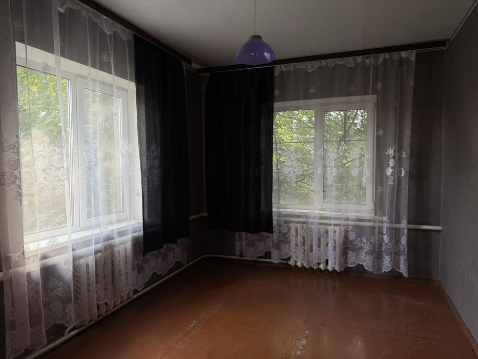 Продаж цегляного будинку, у центрі Хотова