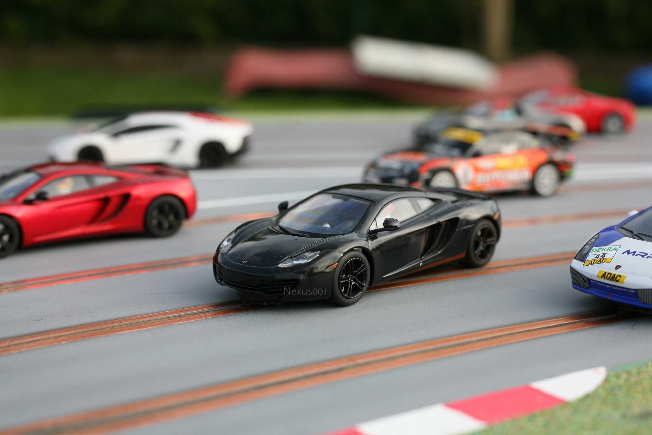Scalextric 1:32 2x Mclaren MP12-4c , analog DPR