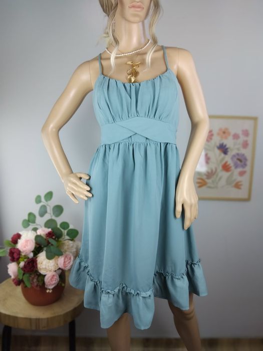 Elegancka sukienka wiązana na plecach rozkloszowana falbany koktajlowa