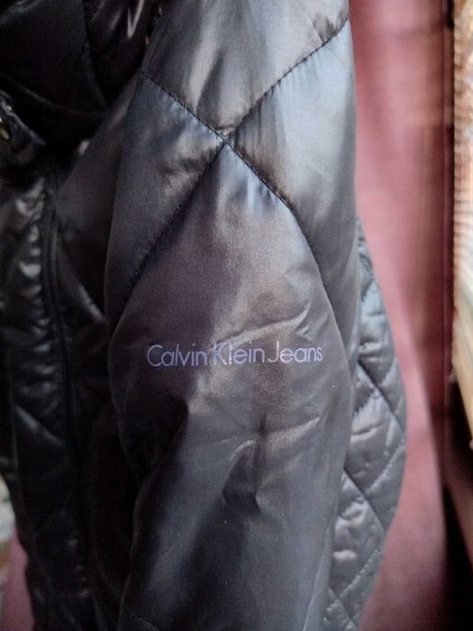 Куртка чорна глянцева стьобана Calvin Klein М.