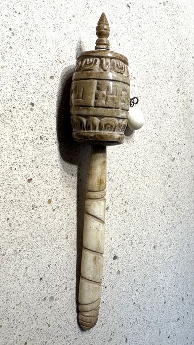 Moinho de orações tibetano vintage em osso de bufalo