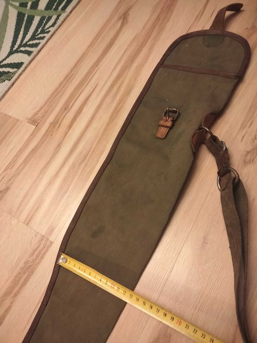 Pokrowiec parciany na wiatrówkę, z ciemną lamówką i paskiem.