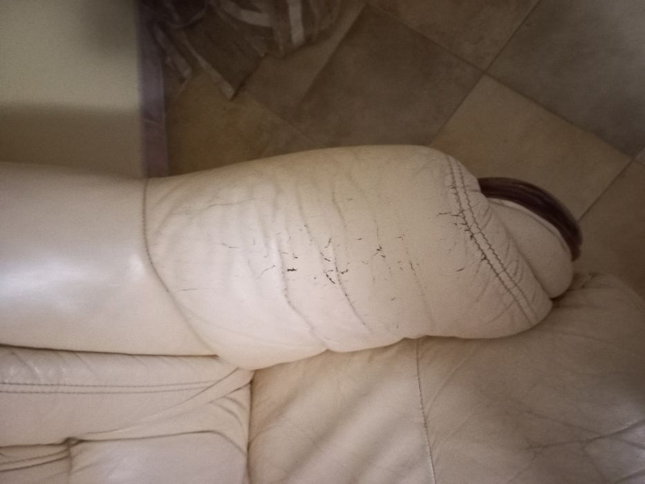 Vendo sofá de 3 lugares em pele