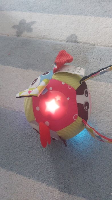 Piłka dla niemowlaka grająca i świecąca