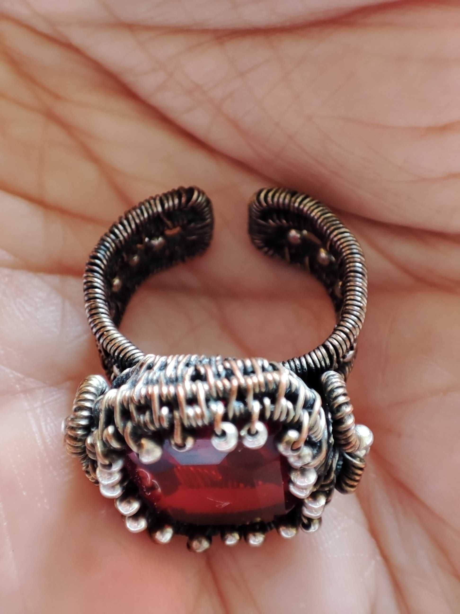 Unikalny srebrny pierścień z bordowym oczkiem. Metoda wire wrapping