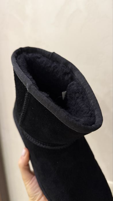 Ugg короткі чорного кольору