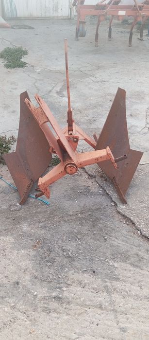 trator Izeki com alfaias