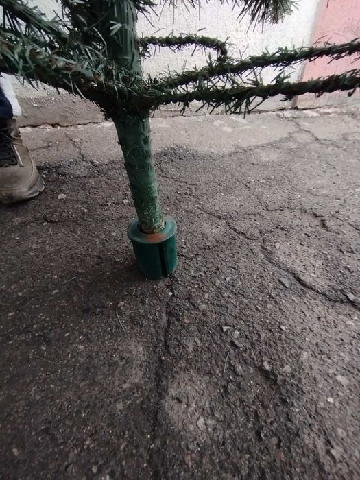 Продам штучну ялинку.
Висота 180 см.
Ніжки десь загубилися.